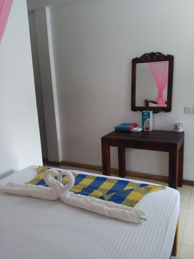 Golden Beach Inn Тринкомали Экстерьер фото