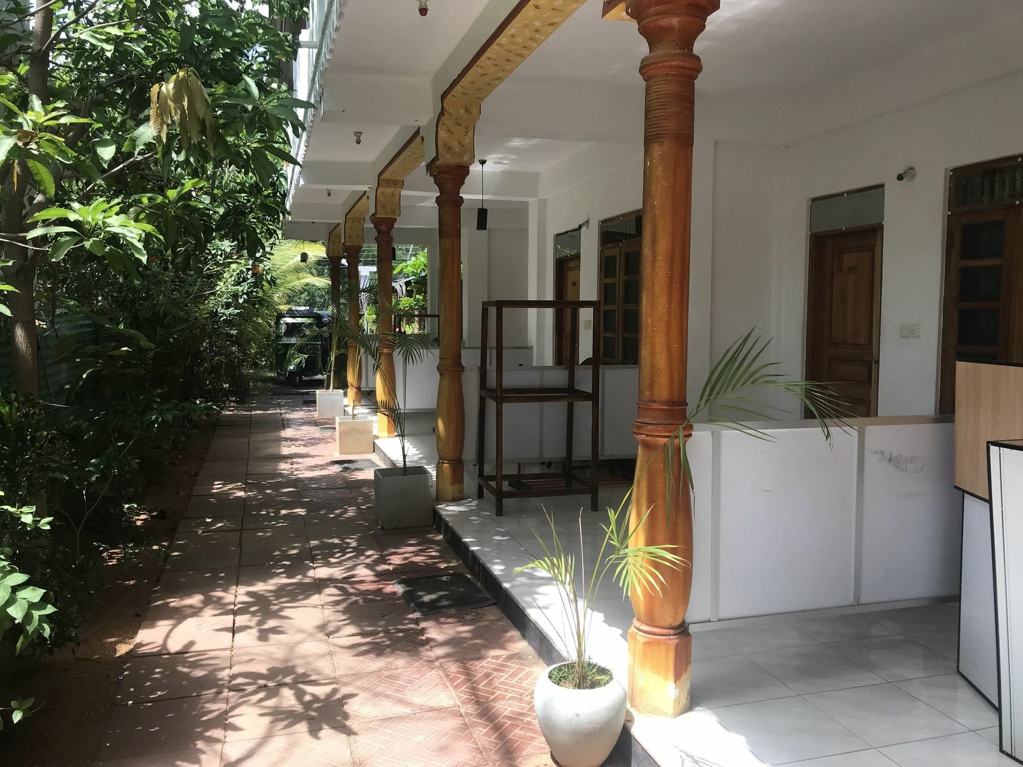 Golden Beach Inn Тринкомали Экстерьер фото