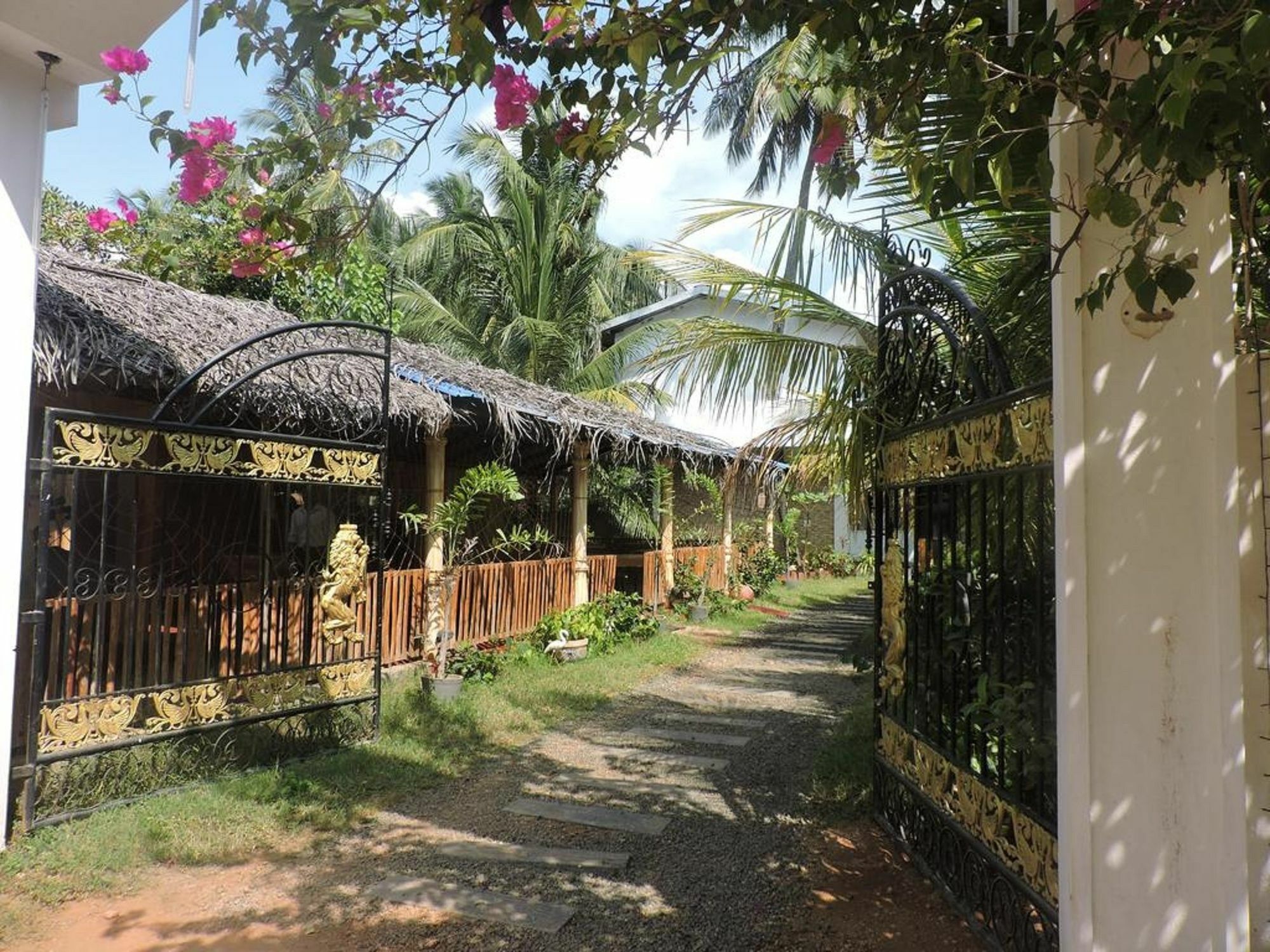 Golden Beach Inn Тринкомали Экстерьер фото